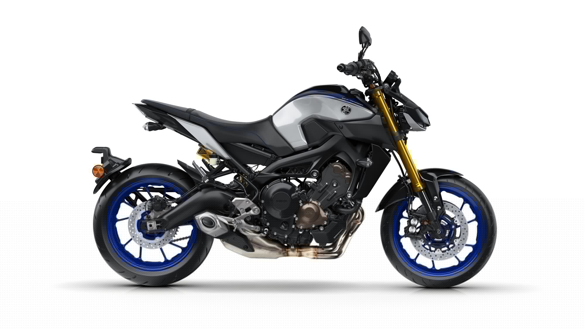 2018-Yamaha-MT09SP-EU-Silver-Blu-Carbon-Studio-002